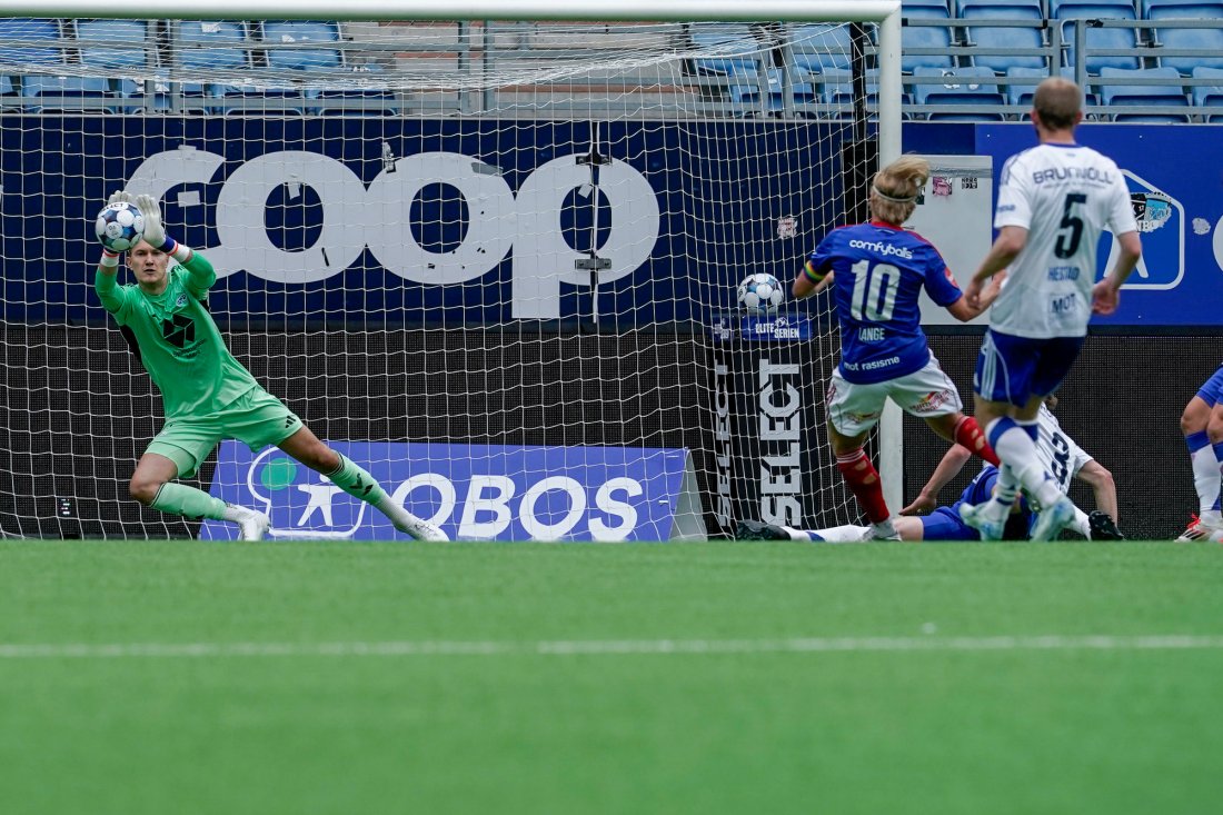 Jacob Karlstrøm hadde flere flotte redninger på Intility Arena. Foto: Jonas Been Henriksen / NTB