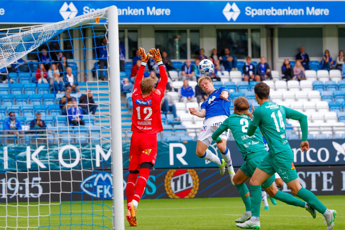Eirik Haugan headet over keeper Marcus Sandberg og traff tverrliggeren. Foto: Svein Ove Ekornesvåg / NTB