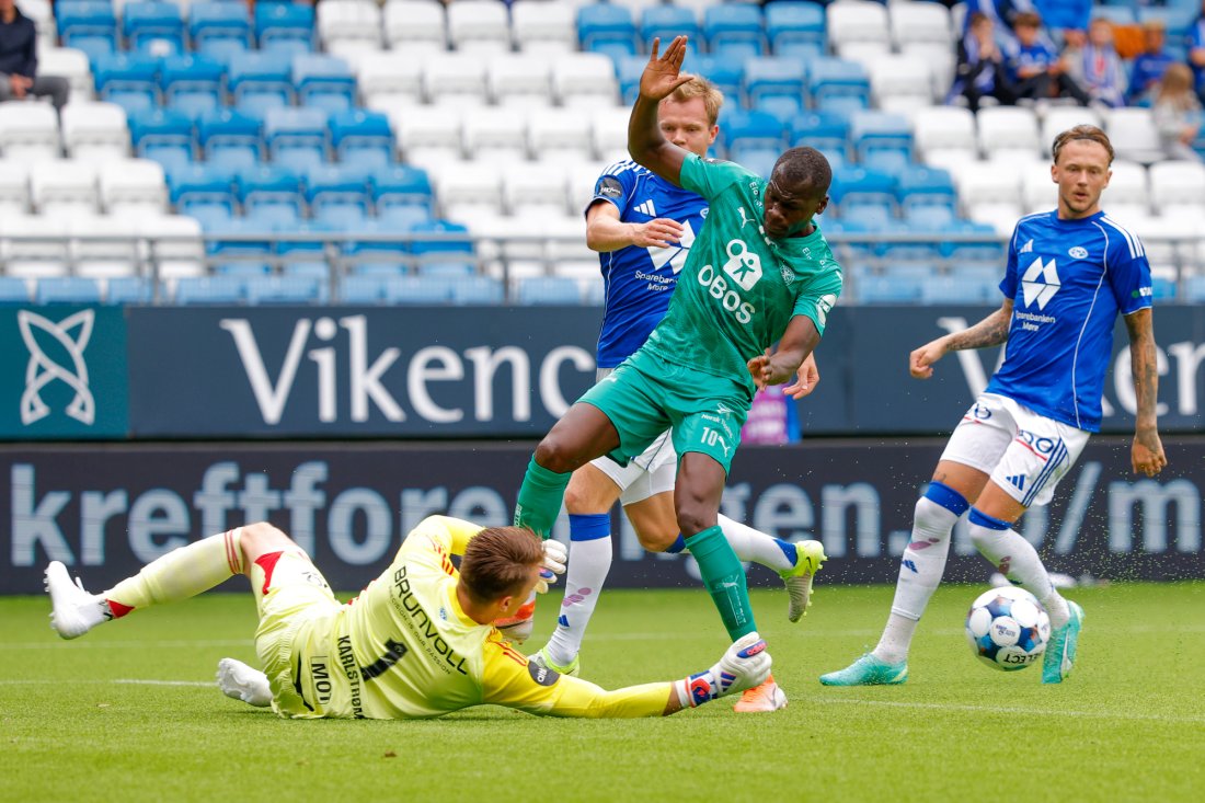 Jacob Karlstrøm hindret Moses Mawa gang på gang. Foto: Svein Ove Ekornesvåg / NTB