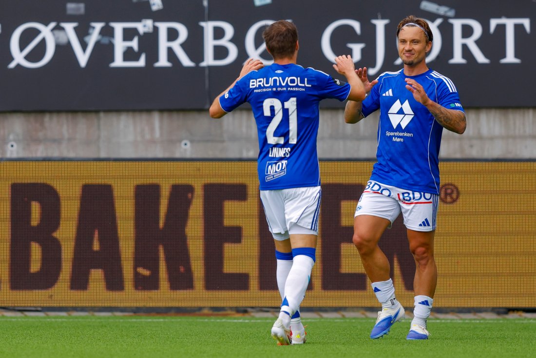 Fredrik Gulbrandsen scoret sitt tredje mål på tre kamper - gratuleres av Emil Breivik. Foto: Svein Ove Ekornesvåg / NTB