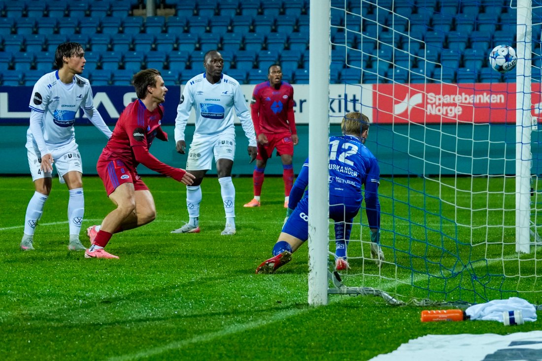Fredrik Gulbrandsen ser at ballen går i mål etter at Spiten-Nysæters skudd traff Martin Bjørnbak og spratt i mål. Foto: Jan Kåre Ness / NTB