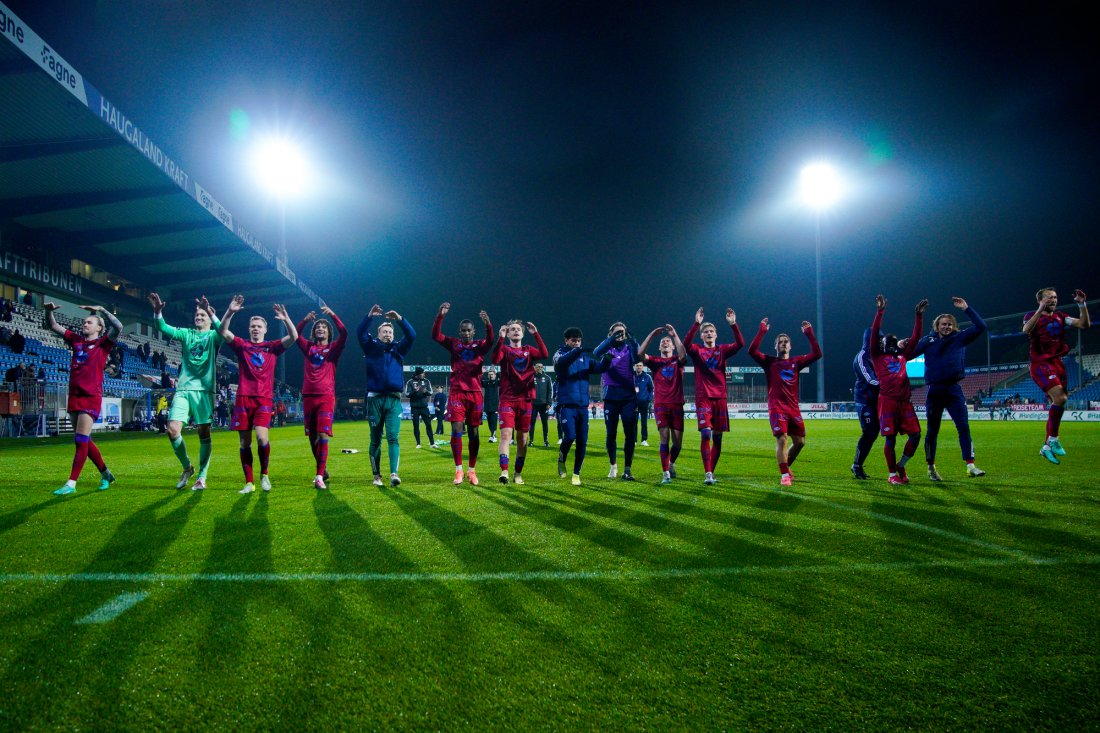 Det var glissent på tribunene i Haugesund, men de som hadde møtt opp i MFK-utstyr fikk møtet med jublende MFK-spillere. Foto: Jan Kåre Ness / NTB