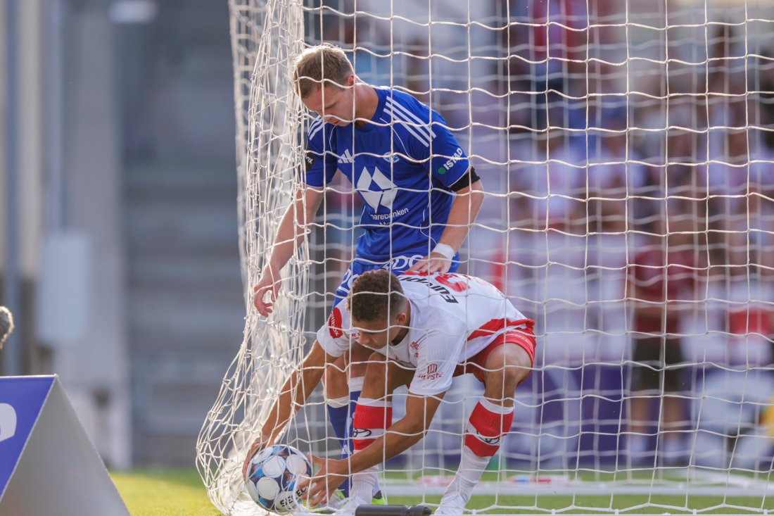 Henrik Skogvold henter ballen etter at Eirik Haugan var uheldig og var sist på ballen før den spratt i eget mål. Foto: Christoffer Andersen / NTB
