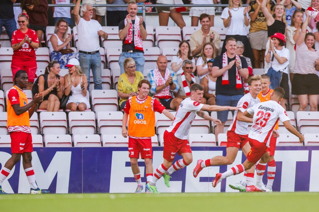 Oskar Øhlenschlæger blir jaget hjem fra feiringen - FFK lukter blod og øyner muligheten for tre poeng. Foto: Christoffer Andersen / NTB