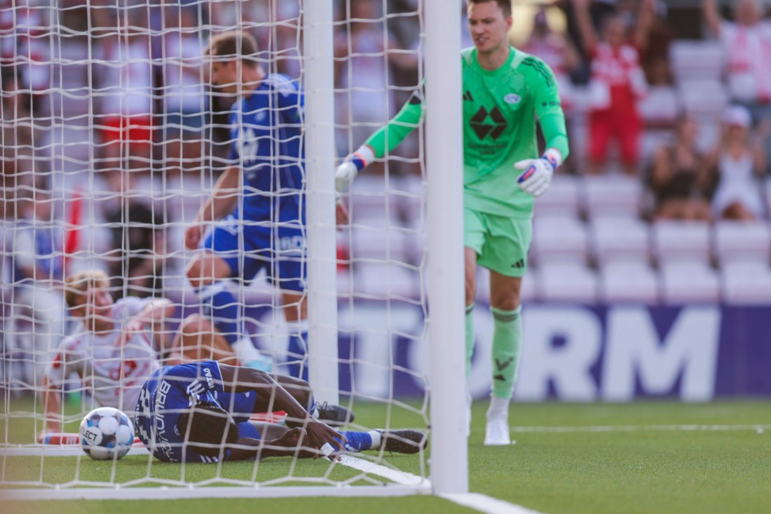 Sjølmål nr 2 for MFK. Daniel Daga ligger utslått inne i nettmaskene. Foto: Christoffer Andersen / NTB