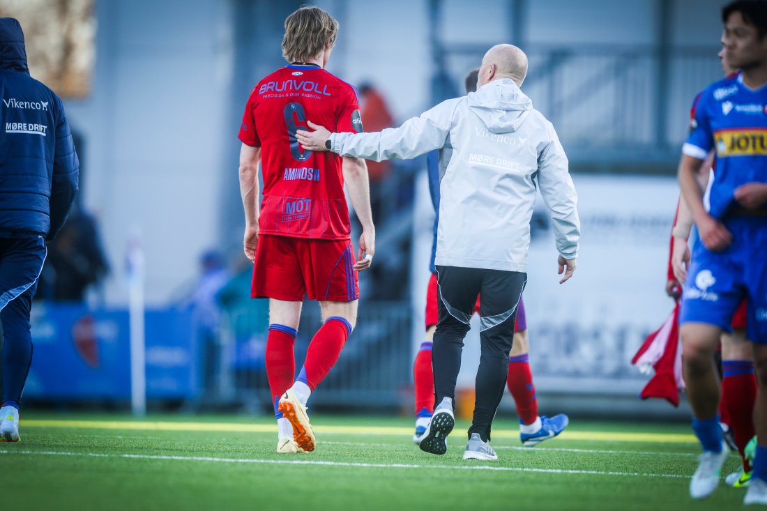 Per-Mathias Høgmo takker Isak Helstad Amundsen for innsatsen etter kampen. Foto: Trond R. Teigen / NTB