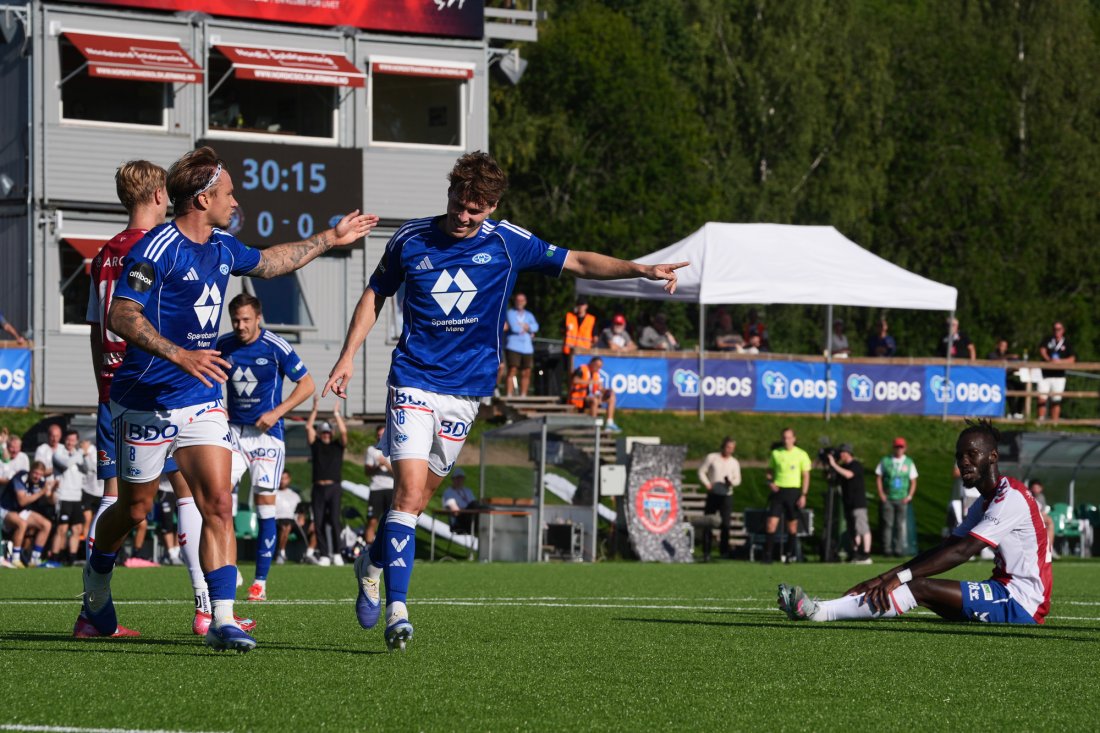Emil Breivik jubler sammen med Fredrik Gulbrandsen etter vakker scoring. Men så fant VAR en hårfin offside. Foto: Terje Pedersen / NTB