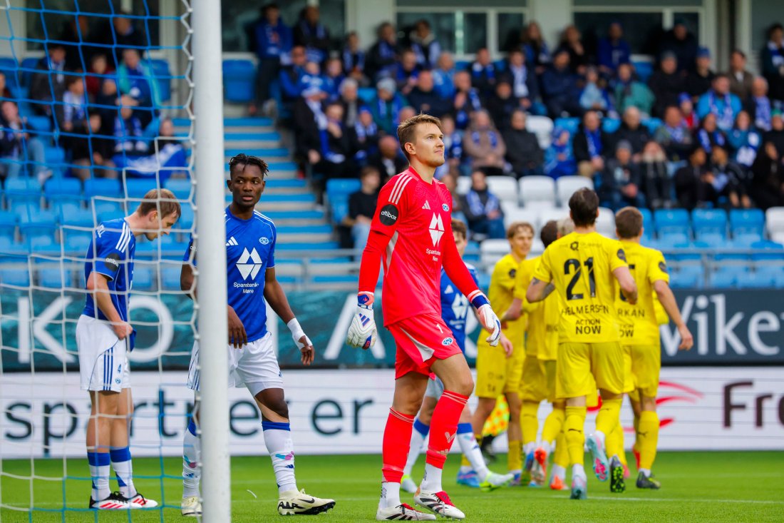 Moldespillerne fortviler etter at Glimt tok ledelsen på et selvmål. Foto: Svein Ove Ekornesvåg / NTB
