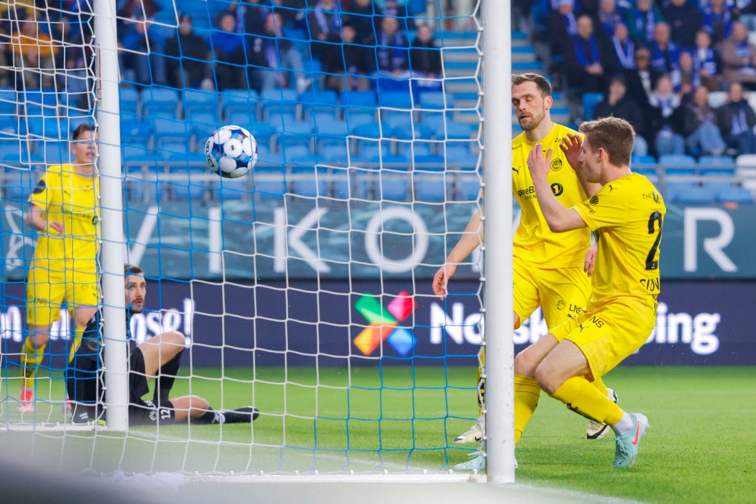 Fredrik Sjøvold setter ballen i eget mål - Molde har utlignet! Foto: Svein Ove Ekornesvåg / NTB
