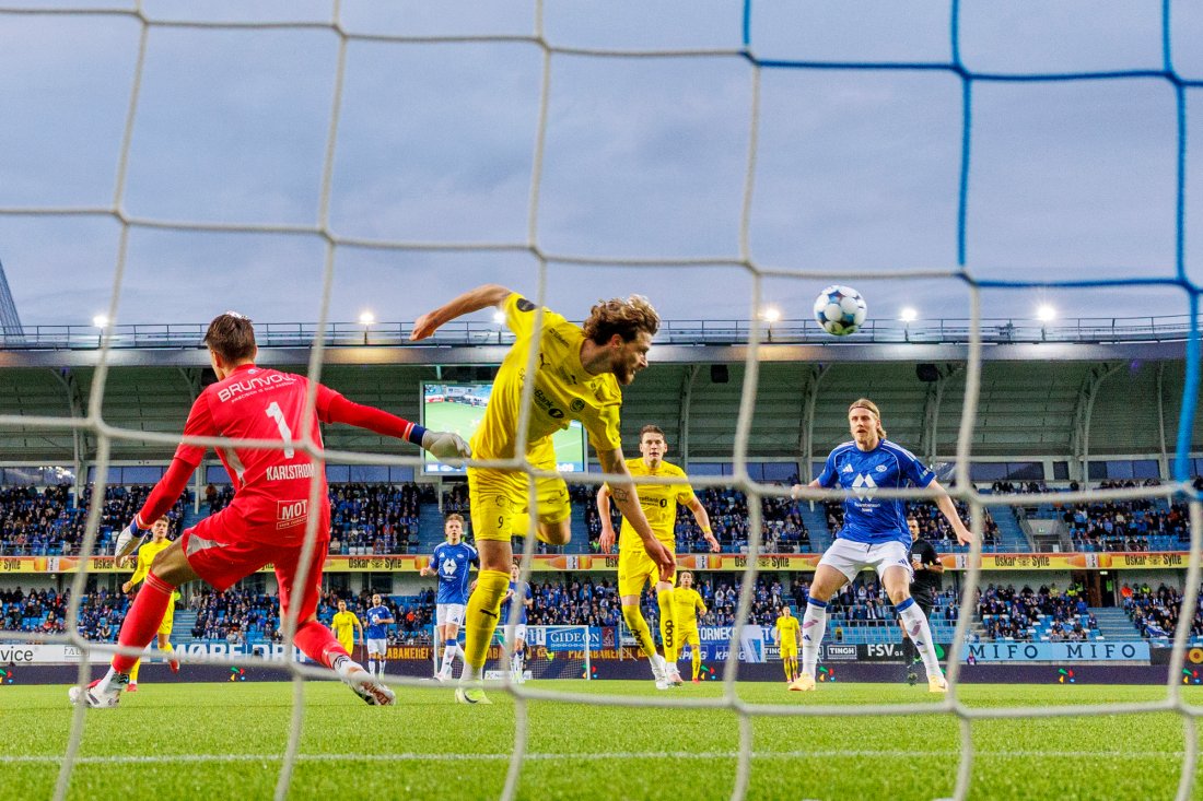 Kasper Høgh klarte ikke å lure Jacob Karlstrøm på Aker stadion. Foto: Svein Ove Ekornesvåg / NTB