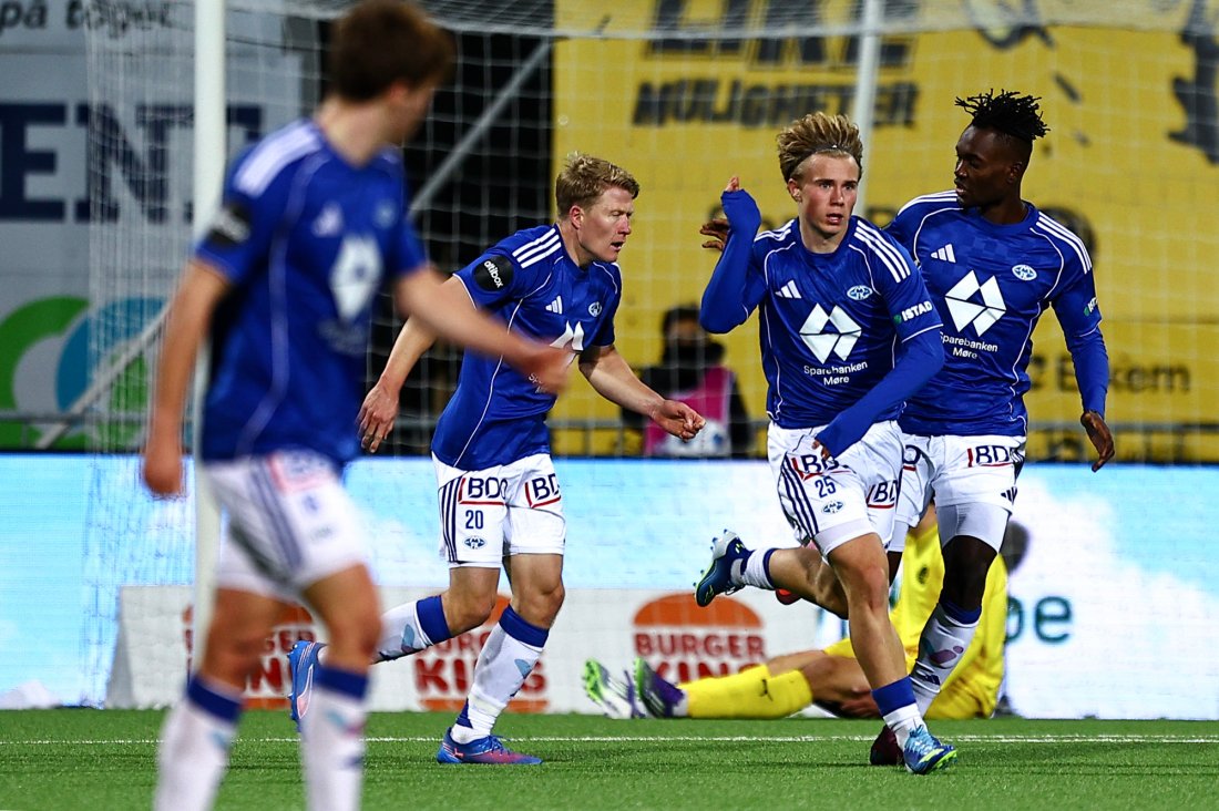 Scoring på Aspmyra! Oskar Spiten-Nysæter løper rett mot midten for å jakte flere mål. Foto: Mats Torbergsen / NTB