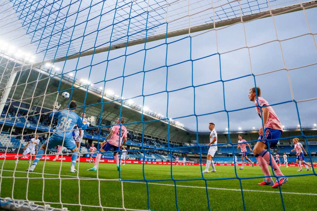 Sigurdarson knuser Kasanwirjo i hodeduellen, og Sean McDermott klarte ikke holde ballen utenfor streken. Foto: NTB
