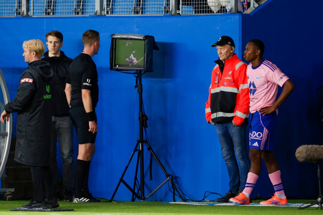 Dommer trekker rødkortet tilbake etter en VAR-sjekk. Foto: NTB