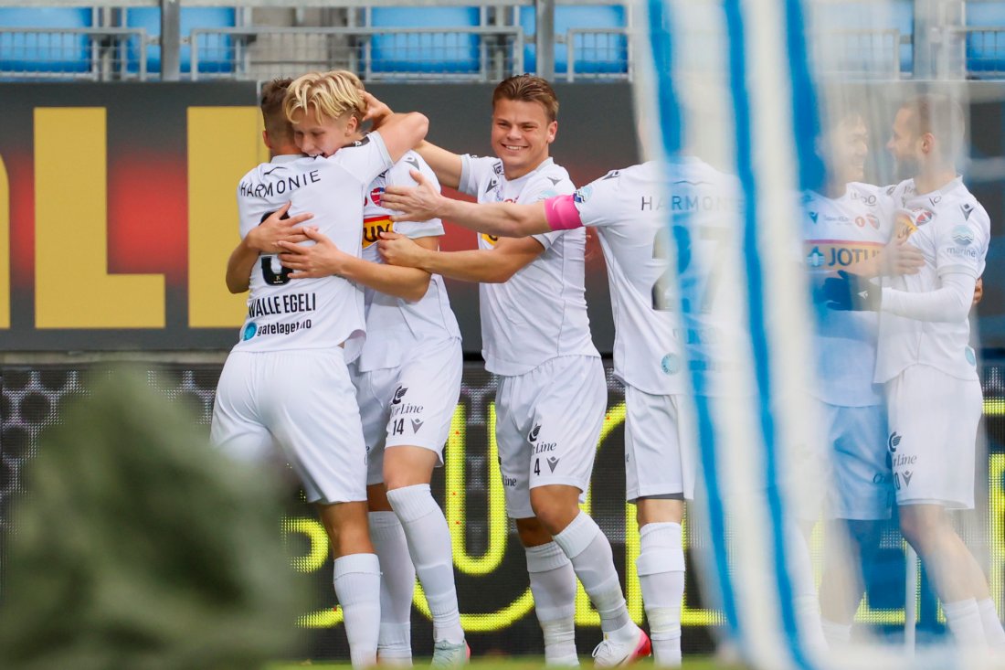 19-åringen Edvard Sundbø Pettersen jubler for sitt første eliteseriemål - en perle fra 20 meter. Foto: NTB