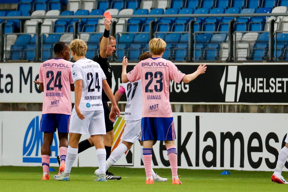 Kristoffer Hagenes gir rødt kort til Neraysho Kasanwirjotil store protester. Foto: NTB