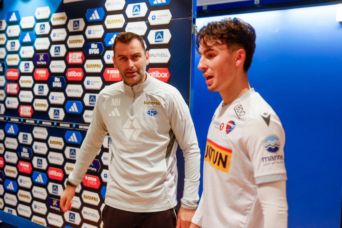 Magne Hoseth møtte Sandefjords Blerton Isufi etter kampen. Isufi er på lån fra Molde til Sandefjord. Foto: NTB