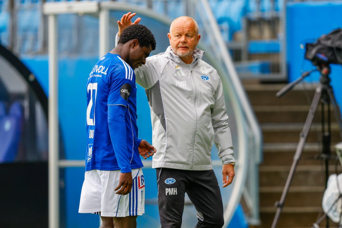 Daniel Daga byttes ut etter at han sto i fare for rødt kort. Trener Per Mathias Høgmo rakk å ta grep. Foto: Svein Ove Ekornesvåg / NTB