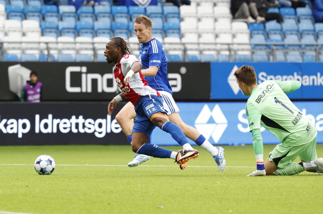 Obilor Denzel Okeke går ned og får straffespark for KFUM. Foto: Svein Ove Ekornesvåg / NTB