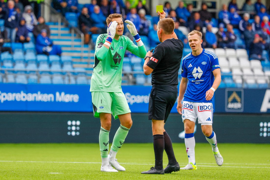 Dommer Marius Lien gir gult kort til Jacob Karlstrøm etter straffesituasjonen. Foto: Svein Ove Ekornesvåg / NTB