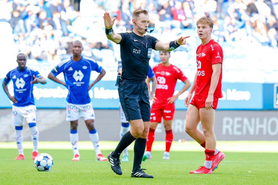 Ikke straffe likevel da Haugan løp ned Sørløkk. Dommer Dabuek Higraff kom til at forseelsen skjedde utenfor 16-meteren. Foto: Svein Ove Ekornesvåg / NTB