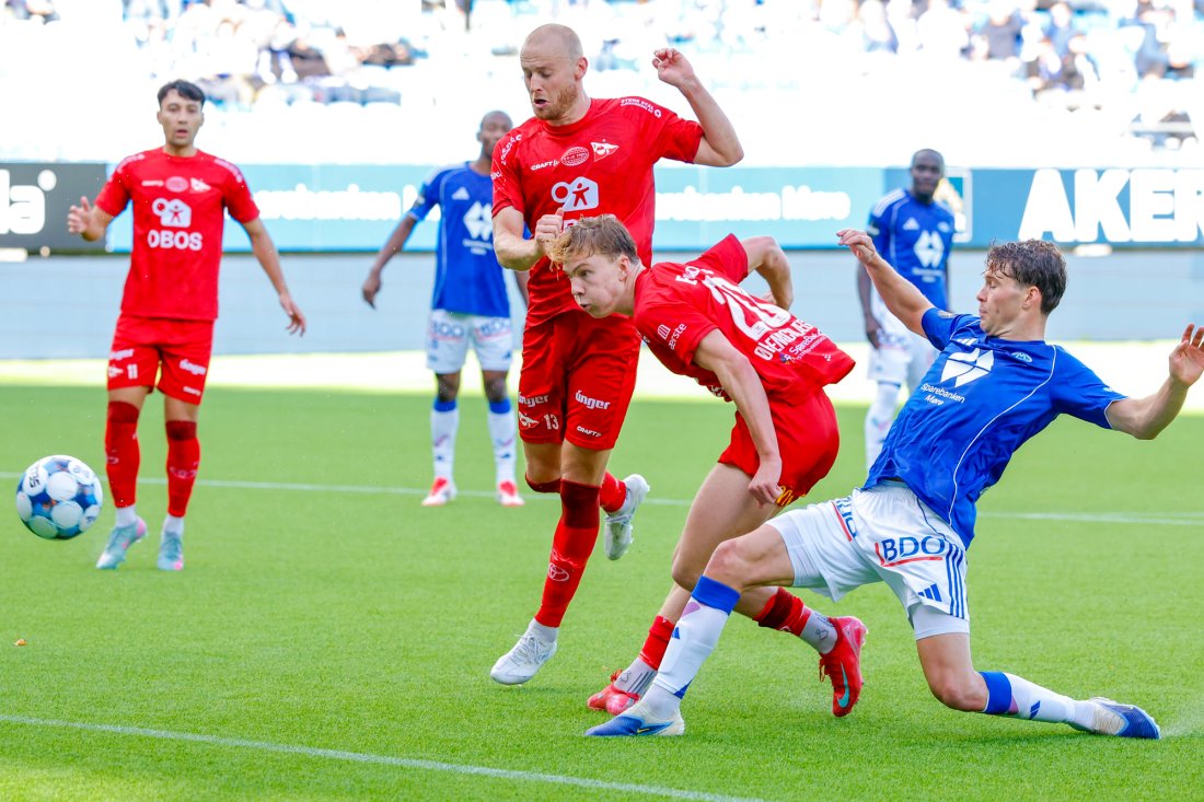 <strong>Forsøk 3</strong>: Oskar Øhlenschlæger setter inn 0-2 etter å ha fått to returer på straffespark. Foto: Svein Ove Ekornesvåg / NTB