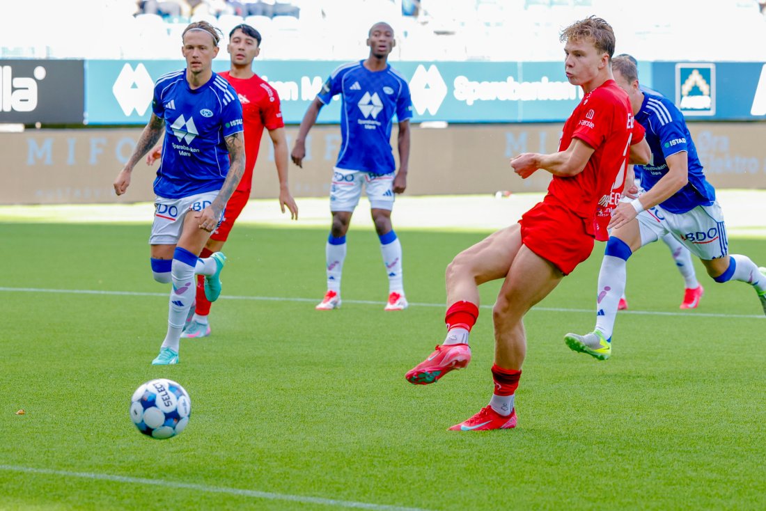 <strong>Forsøk 2</strong>: Oskar Øhlenschlæger skyter i stolpen på returen etter strafferedningen. Foto: Svein Ove Ekornesvåg / NTB