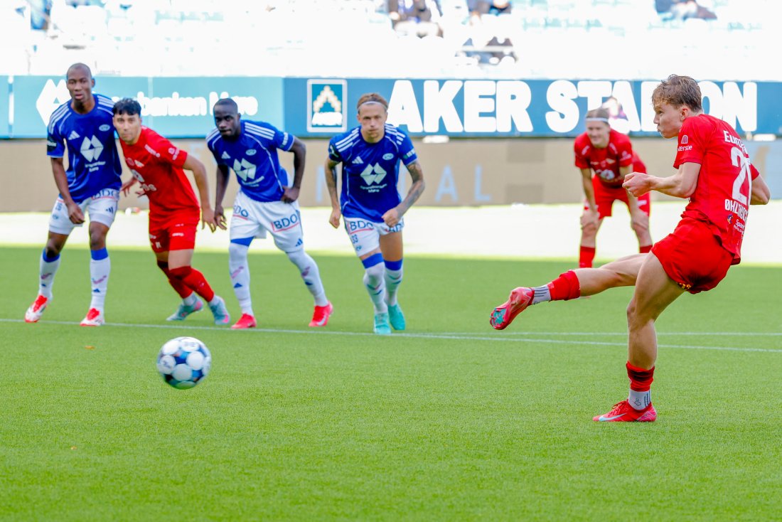 <strong>Forsøk 1:</strong> Oskar Øhlenschlæger tar straffespark som reddes av Jacob Karlstrøm. Foto: Svein Ove Ekornesvåg / NTB
