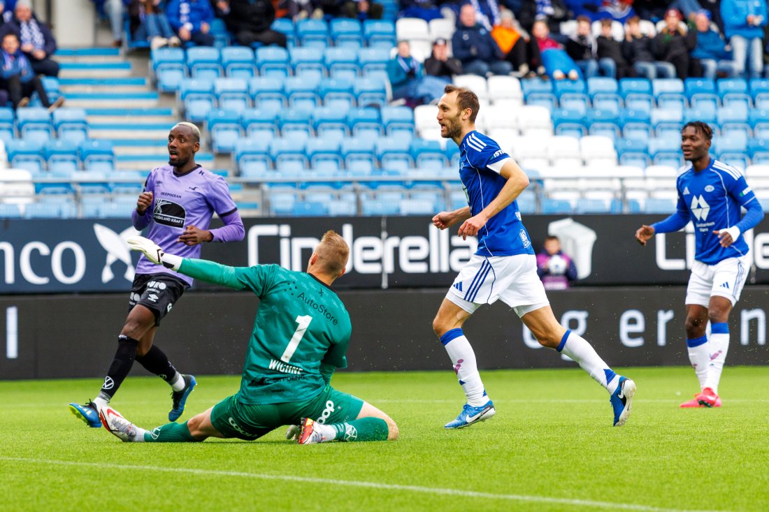Magnus Wolff Eikrem og Jalal Abdullai ser med vantro at ingen av dem klarer å gjøre 2-0 helt mot slutten av ordinær tid. Foto: Svein Ove Ekornesvåg / NTB