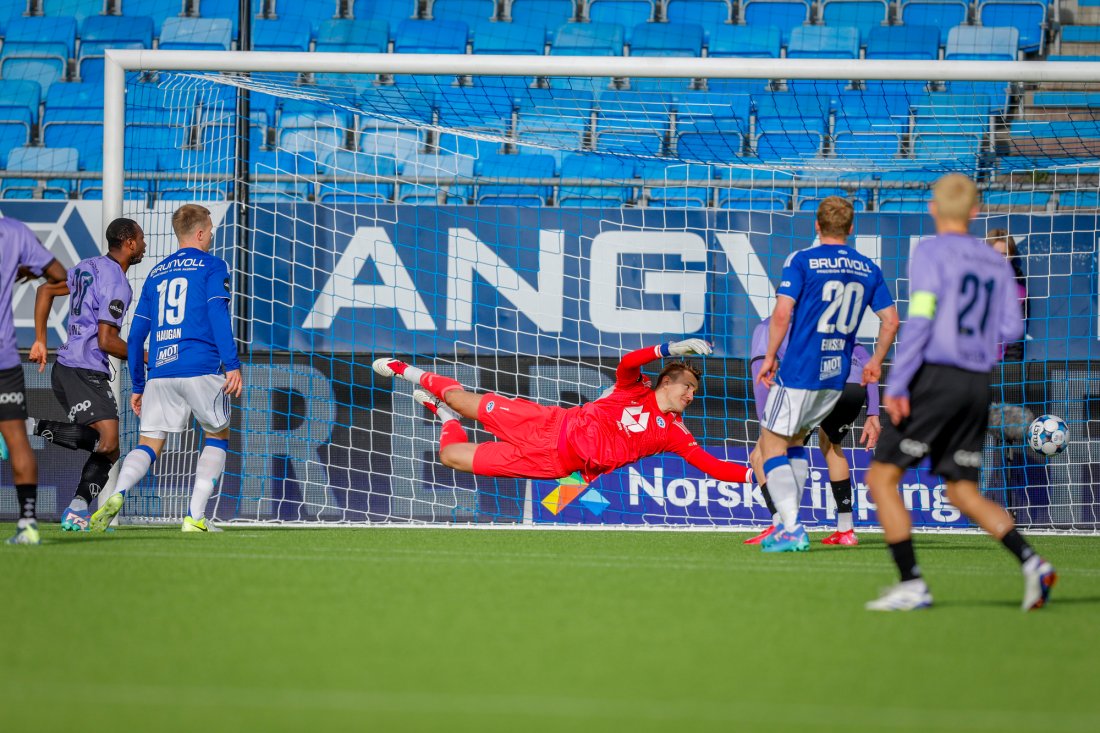Madiodio Dia utlikner til 1-1 rett etter Moldes gedigne dobbeltsjanse og er i ferd med å utføre et poengran på Aker stadion. Foto: Svein Ove Ekornesvåg / NTB