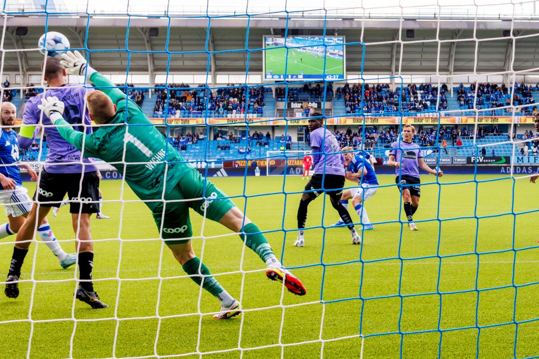 Kristian Eriksen vet at det alltid er plass oppe i vinkelen og setter inn 1-0 forbi keeper Amund Wichne. Foto: Svein Ove Ekornesvåg / NTB