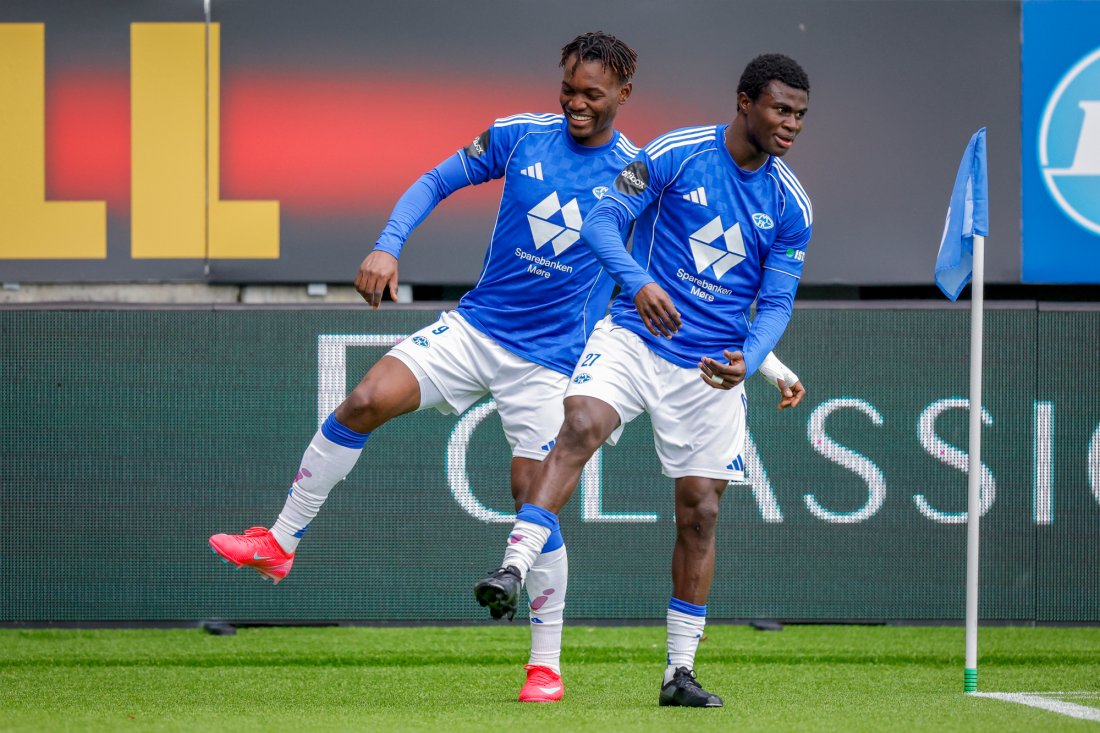 Jalal Abdullai og Daniel Daga har dansestegene på plass for feiring etter 2-1-målet. Foto: Svein Ove Ekornesvåg / NTB
