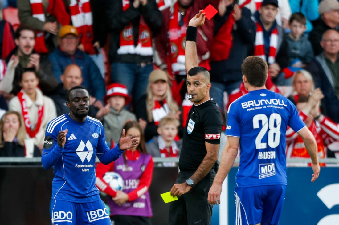 Gult kort nr. 2 til Caleb Zady Sery Dermed ble det tidlig dusj for moldespilleren. Foto: Rune Stoltz Bertinussen / NTB