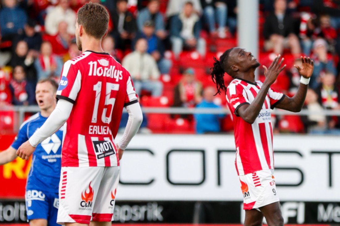 Tromsøs Vegard Erlien og Ieltsin Camões fikk ballen i mål tidlig i kampen, men scoringen ble korrekt annullert. Foto: Rune Stoltz Bertinussen / NTB