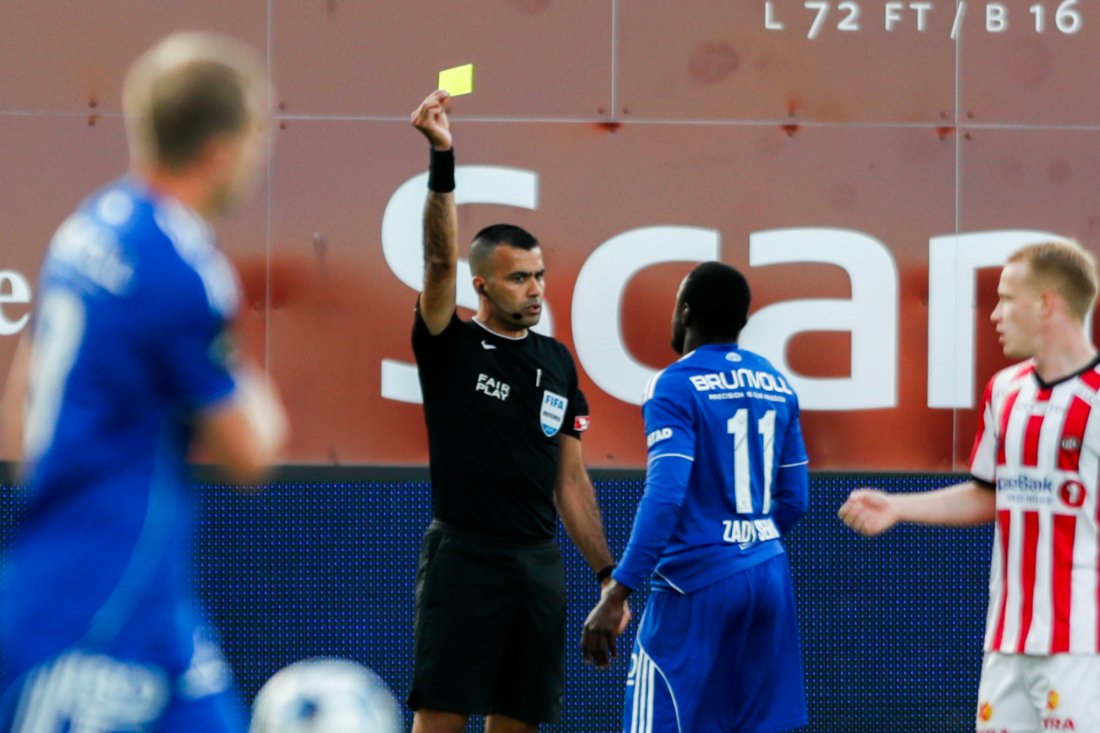 Gult kort nr 1 til Caleb Zady Sery. Dommer Rohit Saggi mente Sery prøvde å filme seg til straffespark. Foto: Rune Stoltz Bertinussen / NTB
