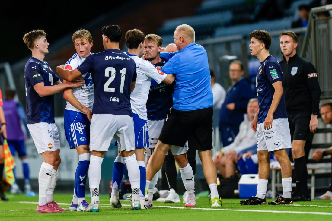 Ampert rett foran trenerbenkene. Foto: Christoffer Andersen / NTB