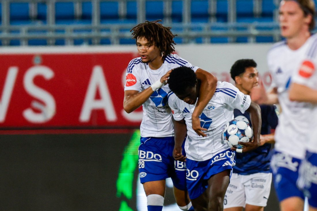 Daniel Daga og Alwande Roaldsøy tar en rask feiring av 3-1-målet like før slutt. Foto: Christoffer Andersen / NTB