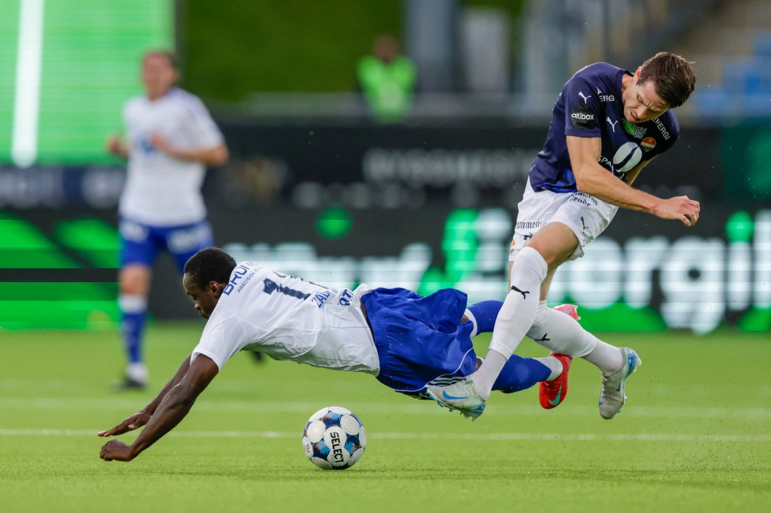 Lars Christopher Vilsvik tar innersvingen på Zady Sery. Foto: Christoffer Andersen / NTB