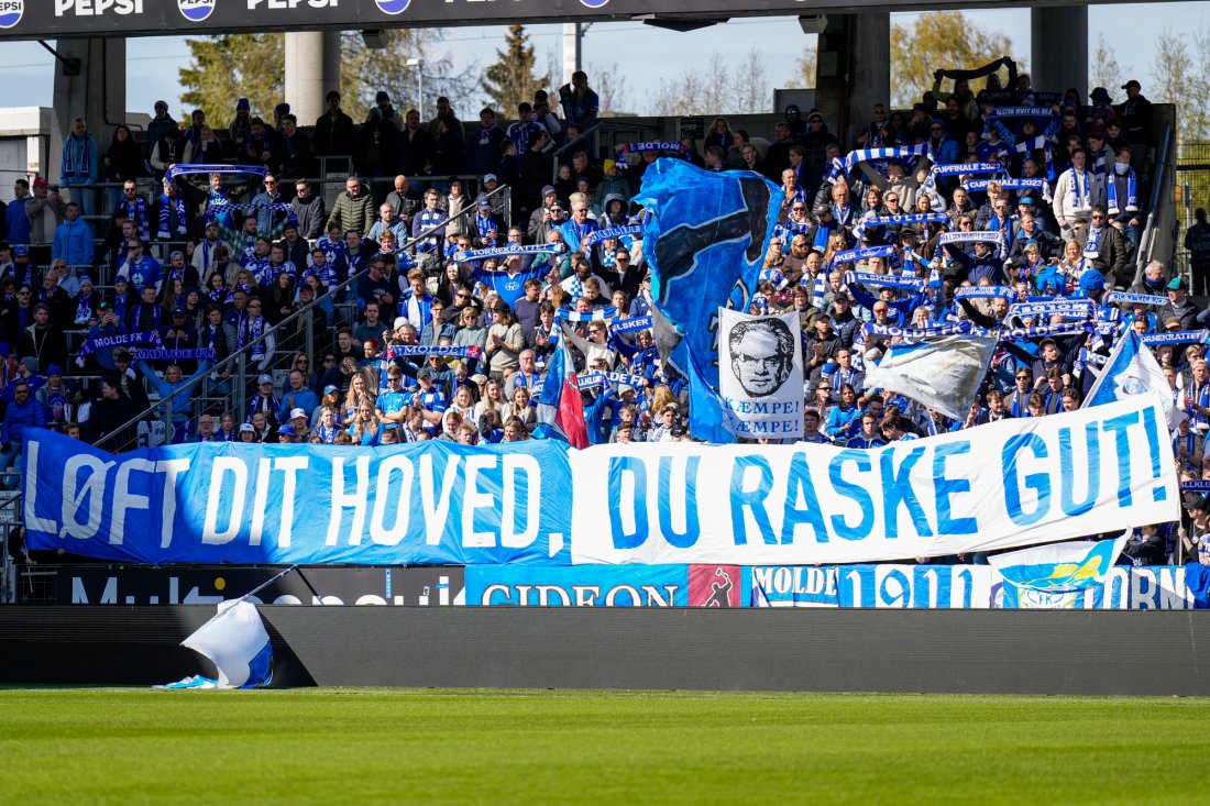 Godt med folk og god stemning på bortefeltet der MFK-supporterne holdt til. .Foto: Ole Martin Wold / NTB