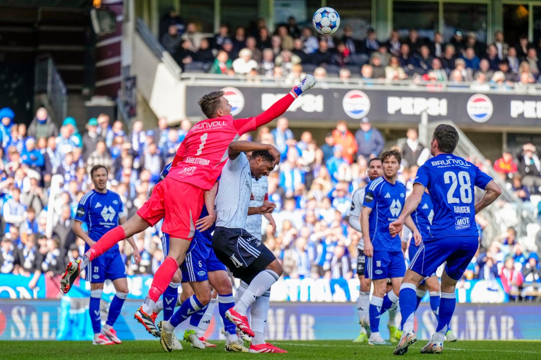 Folksomt i moldeforsvaret. Jacob Karlstrøm rydder unna. Foto: Ole Martin Wold / NTB