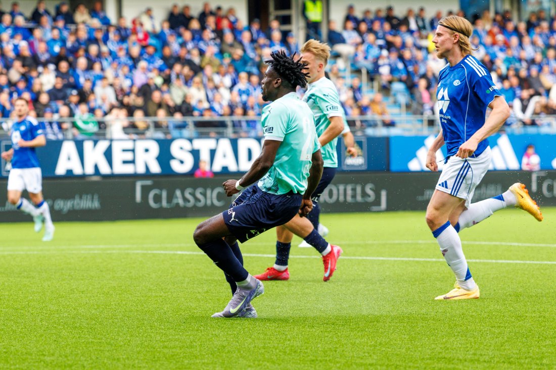 Isak Helstad Amundsen ser Wilfred George sette inn 0-1 på Aker Stadion. Foto: Svein Ove Ekornesvåg / NTB