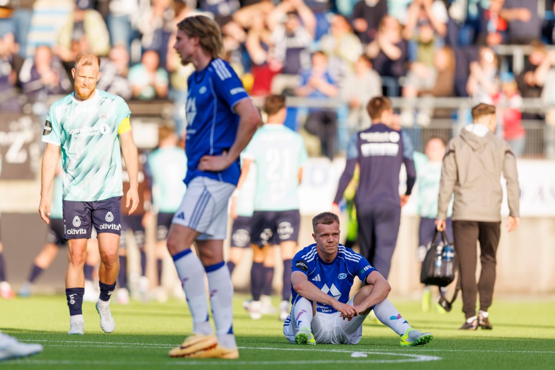 Eirik Haugan sitter nede etter tapet mot Kristiansund 16. mai. Foto: Svein Ove Ekornesvåg / NTB
