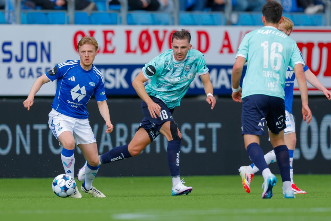 Niklas Ødegård var eneste moldegutt som kunne juble på stadion. Her i kamp med Mats Møller Dæhli. Foto: Svein Ove Ekornesvåg / NTB