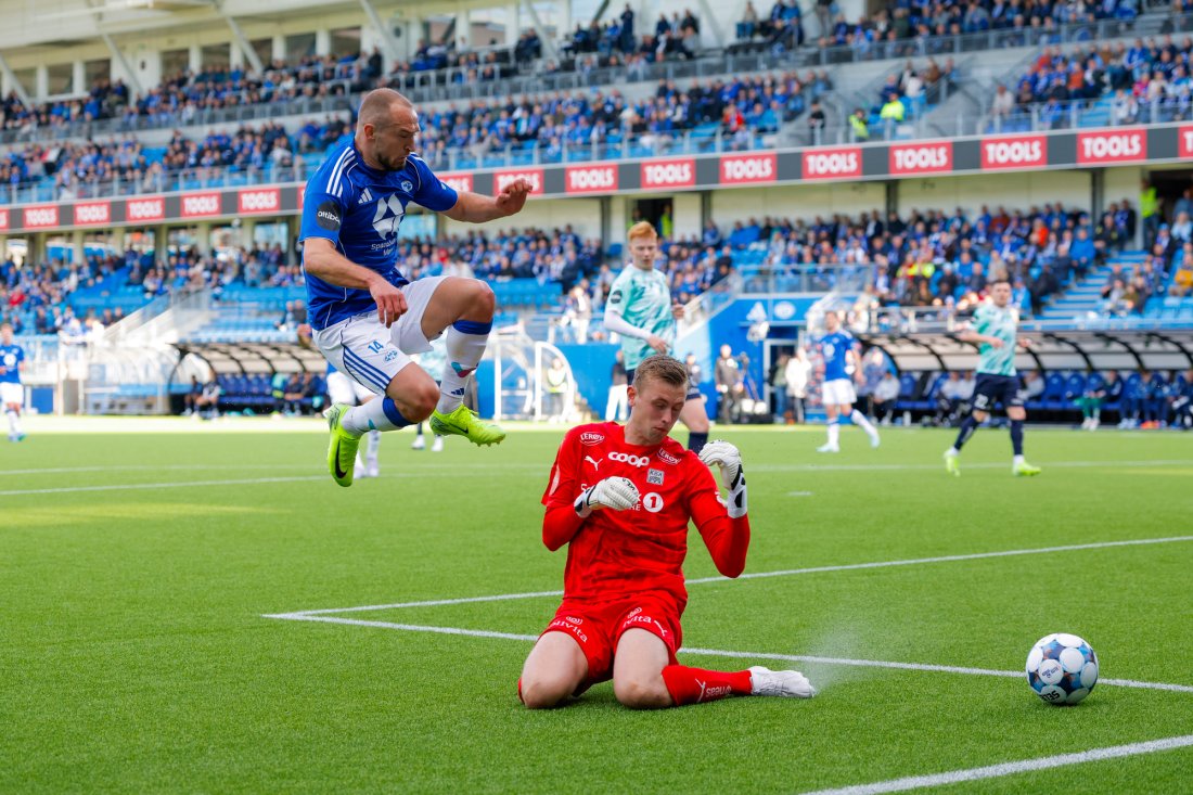 Veton Berisha får ikke ballen i mål bak Adrian Sæther. Foto: Svein Ove Ekornesvåg / NTB