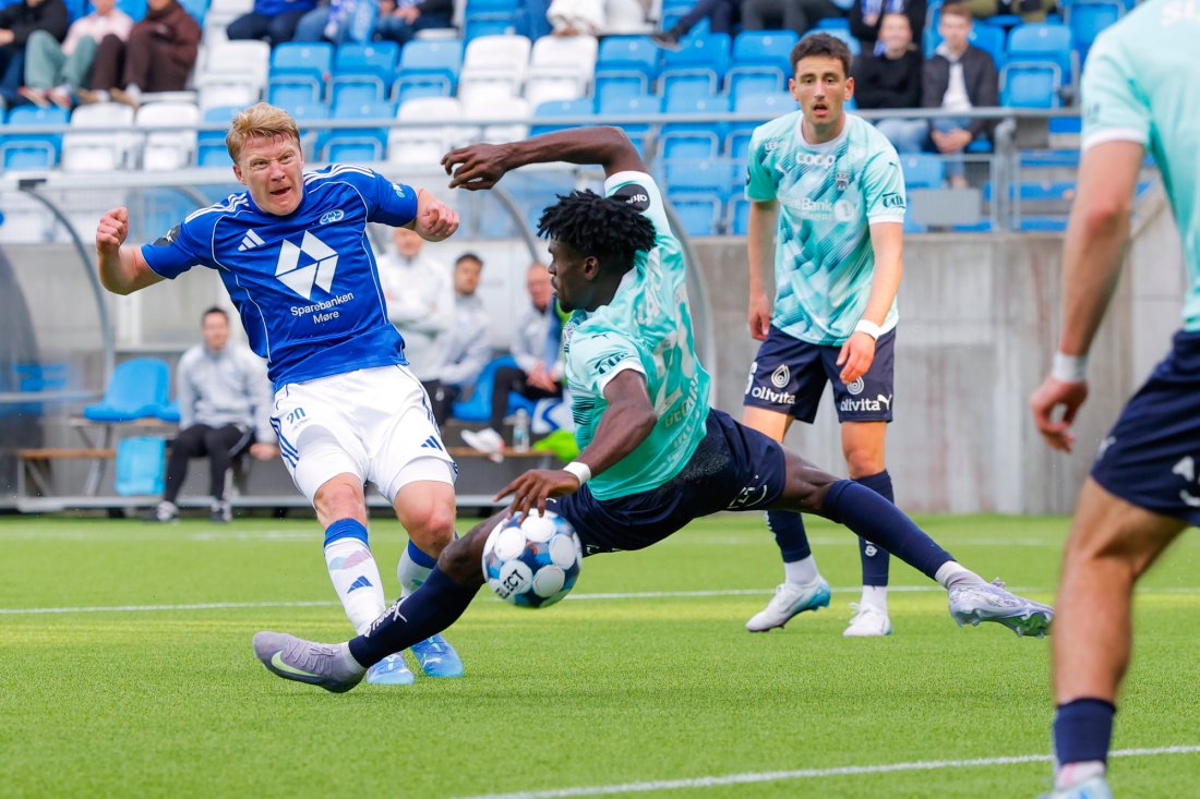 Kristian Eriksen skyter, og Wilfred George stopper ballen med hånda. Straffe! Foto: Svein Ove Ekornesvåg / NTB