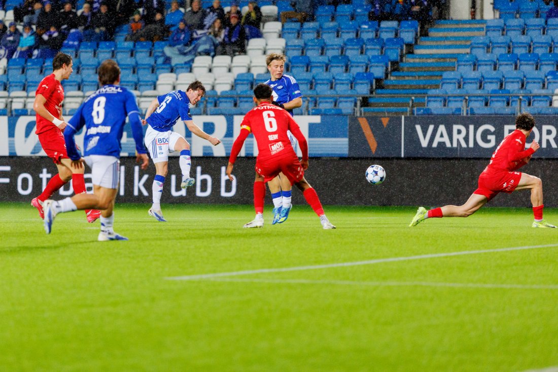 Emil Breivik dundrer inn 1-0. Foto: Svein Ove Ekornesvåg / NTB
