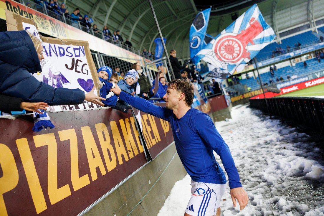 Fredrik Gulbrandsen ga bort drakta etter kampen. Foto: Svein Ove Ekornesvåg / NTB