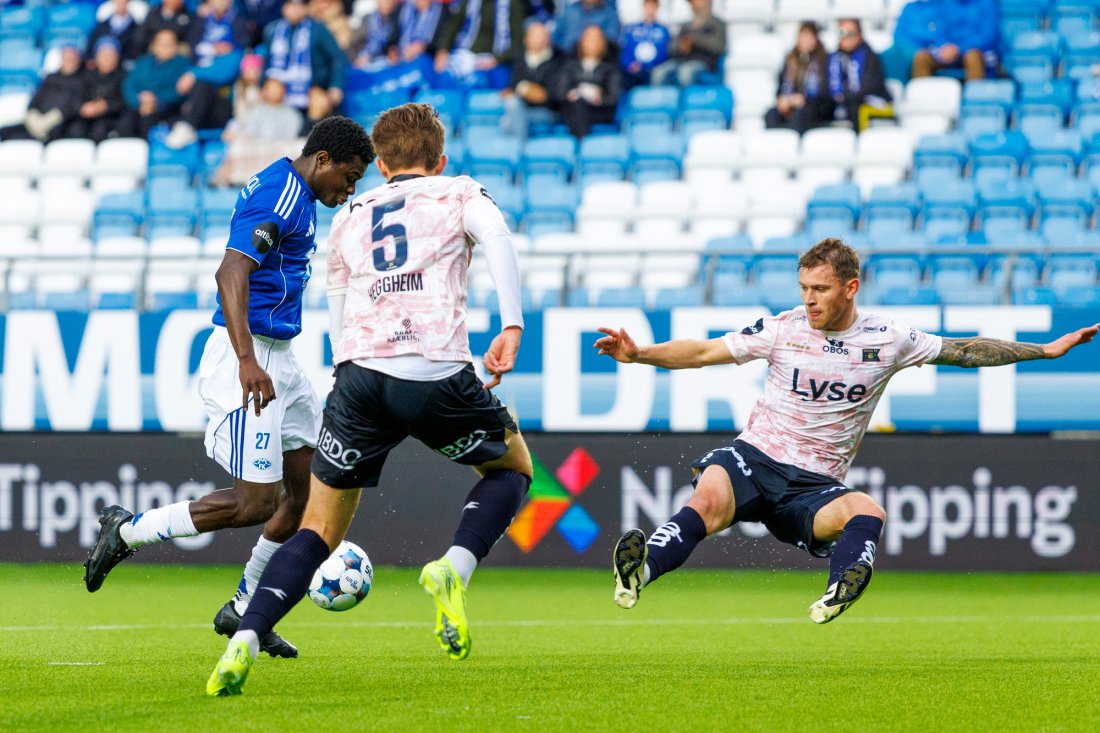 Daniel Daga setter ballen i mål - men VAR viser at han hadde tråkket på en forsvarer et par sekund tidligere. Foto: Svein Ove Ekornesvåg / NTB