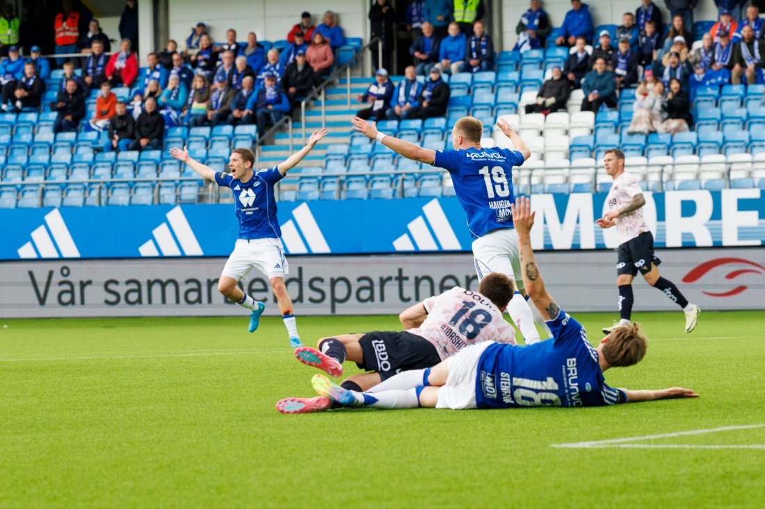 Halldor Stenevik (liggende) ville ha straffespark i denne duellen med Sondre Bjørshol i sluttminuttene. Foto: Svein Ove Ekornesvåg / NTB