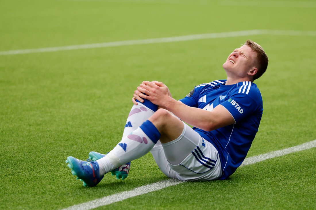 Kristian Eriksen tar seg til kneet etter en krasj med Vikings keeper Kristoffer Klaesson.Foto: Svein Ove Ekornesvåg / NTB