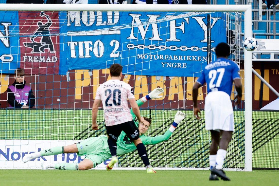 Peter Christiansen bommer på straffe - fortsatt håp for Molde. Foto: Svein Ove Ekornesvåg / NTB